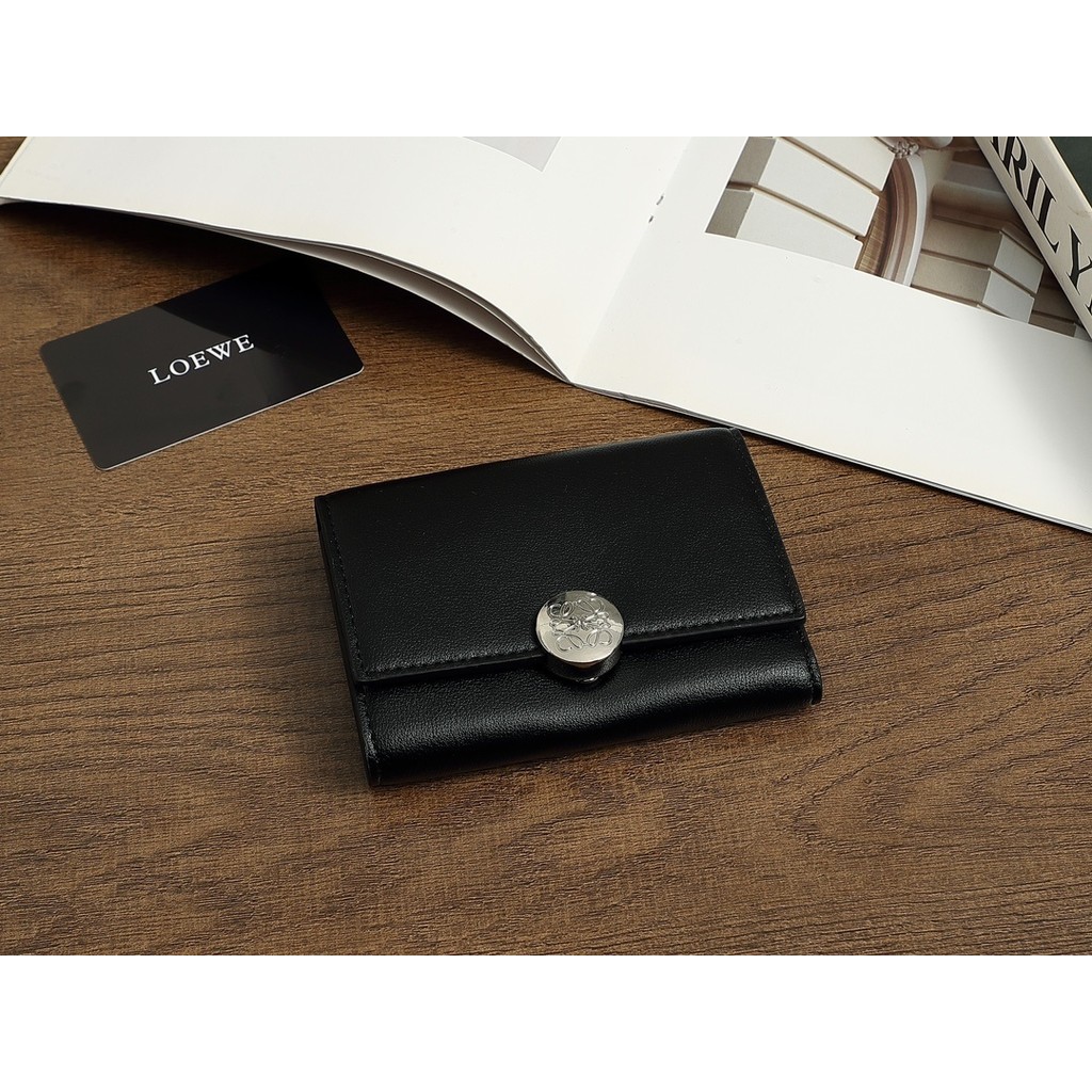 LOEWE  ของแท้ Box+Invrentoryloewe กระเป๋าสตางค์สามพับ L1133 กระเป๋าสตางค์ผู้หญิงแบบพับ กระเป๋าสตางค์