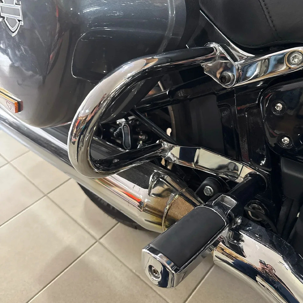 รถจักรยานยนต์เหล็กแข็งด้านหลัง Saddlebag Guard Crash Bar สําหรับ Harley Davidson Softail Sport Glide