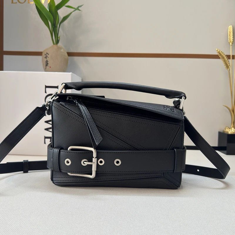 กระเป๋าสะพายข้างและคล้องบ่า Loewe Puzzle Biker สไตล์ปังคู่สำหรับทั้งชายและหญิง หนังวัวเงางามสีเงิน