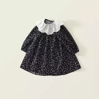 Hania Kids เดรสเด็กผู้หญิงผ้าฝ้ายลายดอกไม้สีดำ ปกบัวลูกไม้ขาว เพิ่มความน่ารักแบบเรียบหรู - K4135538