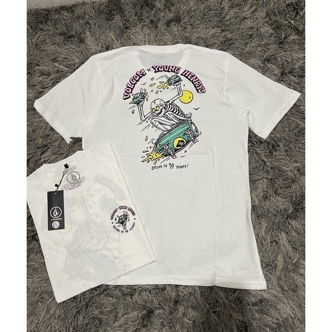 VOLCOM เสื้อยืดผ้าฝ้าย 100% สไตล์สตรีทสำหรับผู้ชาย พิมพ์ลายแบบเรียบๆ