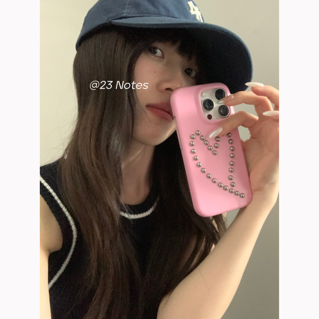 Niche Love Rivets แฟชั่นหนังสีชมพูสไตล์เกาหลี ins สไตล์ 16promax/17promax เคสโทรศัพท์ 13 สไตล์ใหม่ 14pro/15promax เคสป้องกัน