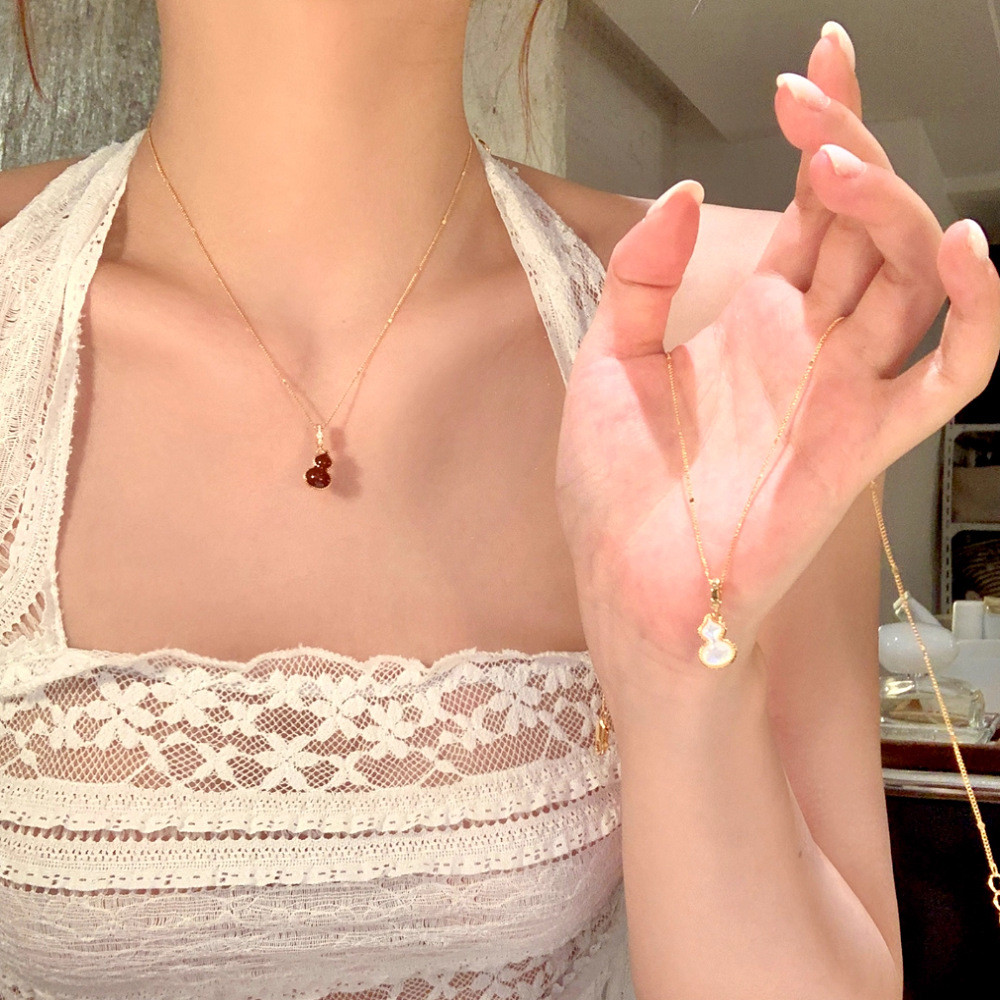 แฟชั่นน่ารักสร้อยคอน้ําเต้าโชคลาภสองด้านสําหรับผู้หญิงสีทองประณีตของขวัญวันเกิดนักเรียน