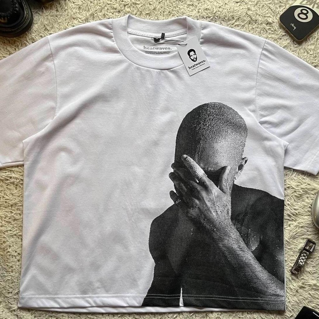 เสื้อยืดผ้าฝ้าย 100% วัสดุพรีเมียม 220g เสื้อผ้าฝ้าย A-chock| ดีไซน์กราฟิก "แฟรงค์"| ไหล่ยกขึ้น ฟิตป