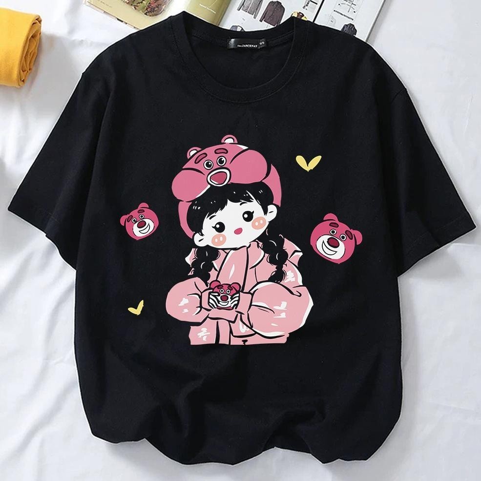 เสื้อยืดวัสดุพรีเมียม 100% คอตตอน 220g ตุ๊กตาหมี Lotso สีชมพู กลิ่นสตรอเบอร์รี่ XS-3XL เสื้อยืดผู้หญ