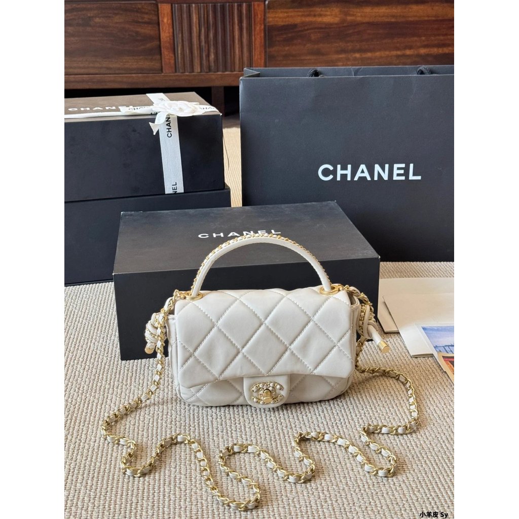 [คลังสินค้าพร้อม] หนังแกะ Delicate Soft C Knot Handle Bag กระเป๋ากล้องแบบพกพา Crossbody ที่นี่มา
ไม่