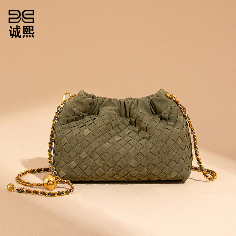กระเป๋าสะพายข้างผู้หญิง สไตล์คล้าย Chanel พร้อมสายโซ่ ดีไซน์ใหม่ หรูหรา