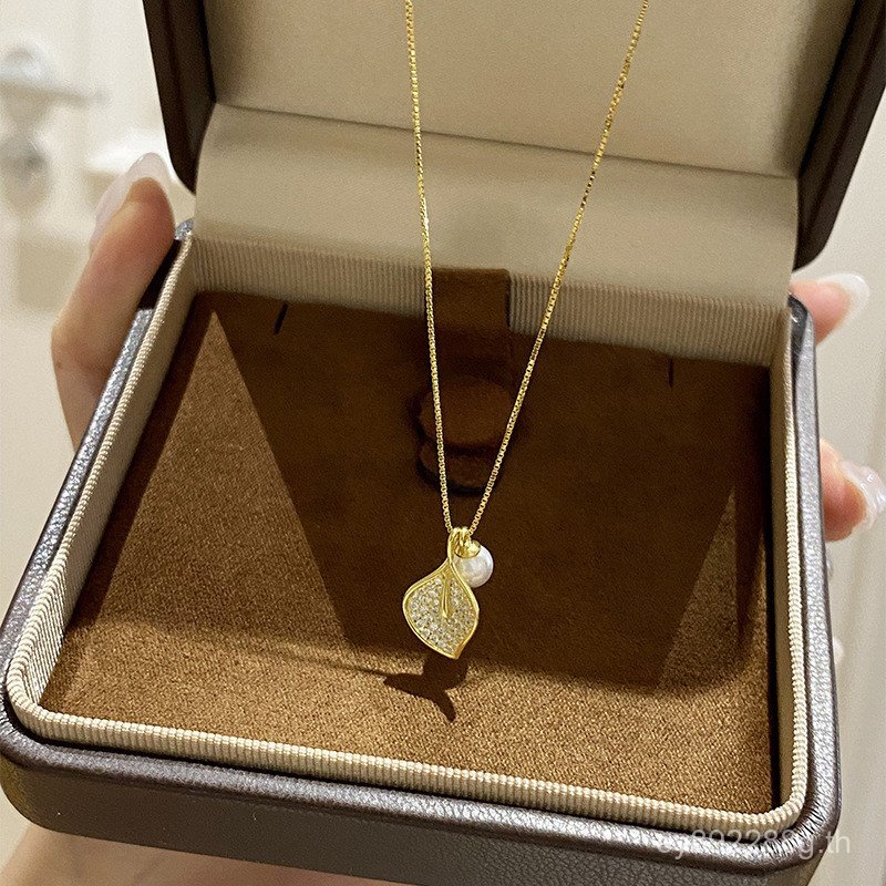 สร้อยคอมุกเงินสแตนด์ Niche Tiki Golden ออกแบบคล้ายไข่มุกด้วยวัสดุ S925 และลายใบไม้หรูหรา V4K1