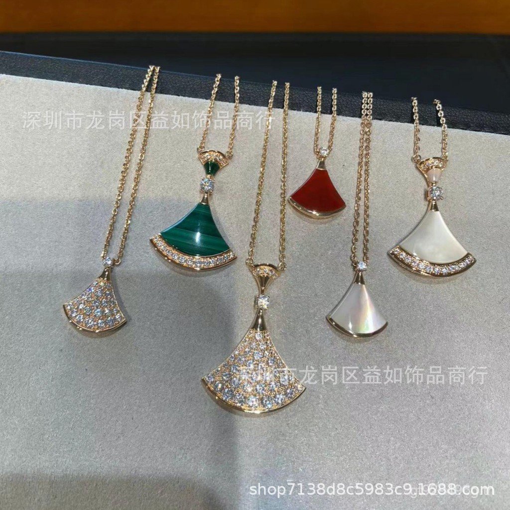 จี้หญิงรุ่นสูงVเพชรเต็มสีขาวFritillaryหนากระโปรงขนาดเล็กRose GoldพัดลมรูปCarnelianสร้อยคอทองล็อค18Kช