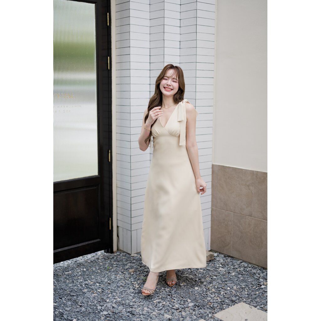 Grace Ribbon Maxi Dress : สีครีม