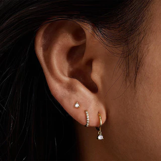 Vnox ชุดต่างหู 3 คู่สําหรับผู้หญิงต่างหูสตั๊ดโคลเวอร์สี่ใบ Huggie Earrrings ต่างหูห่วงเล็ก