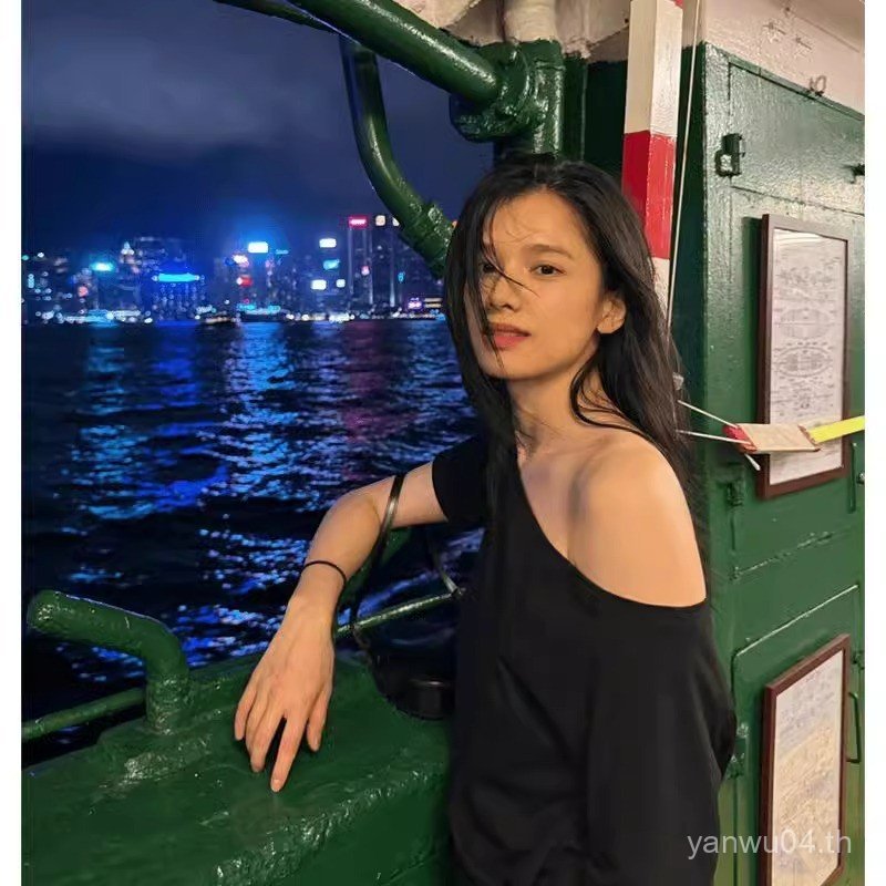 เสื้อเชิ๊ตสไตรล์ไหล่เฉียงแขนสั้นสำหรับผู้หญิง ออกแบบโดย Zhang Jingyi ดีไซน์ปิดไหล่