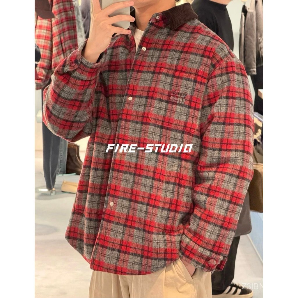 [miv 25FW] แจ็คเก็ตผ้าฝ้ายบางสำหรับทุกเพศ มาพร้อมดีไซน์โลโก้และแพทช์ลายพิมพ์บนคอเสื้อคอ corduroy สีแ