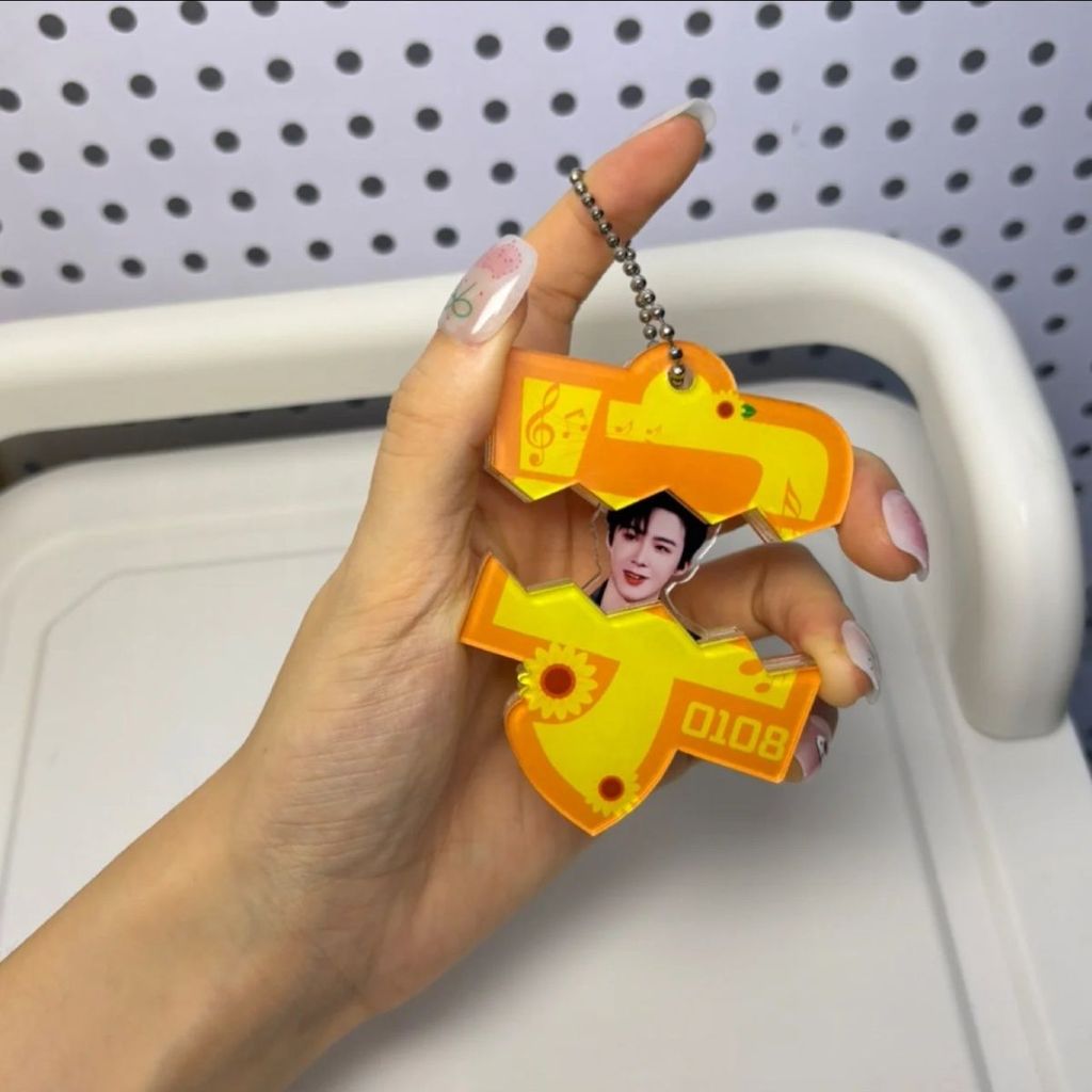 บ้าน Yuning ดึงอะคริลิค Shake พวงกุญแจโฮมเมด Liu Yuning ดึงพวงกุญแจตกแต่งกระเป๋านักเรียนแขวนของขวัญส