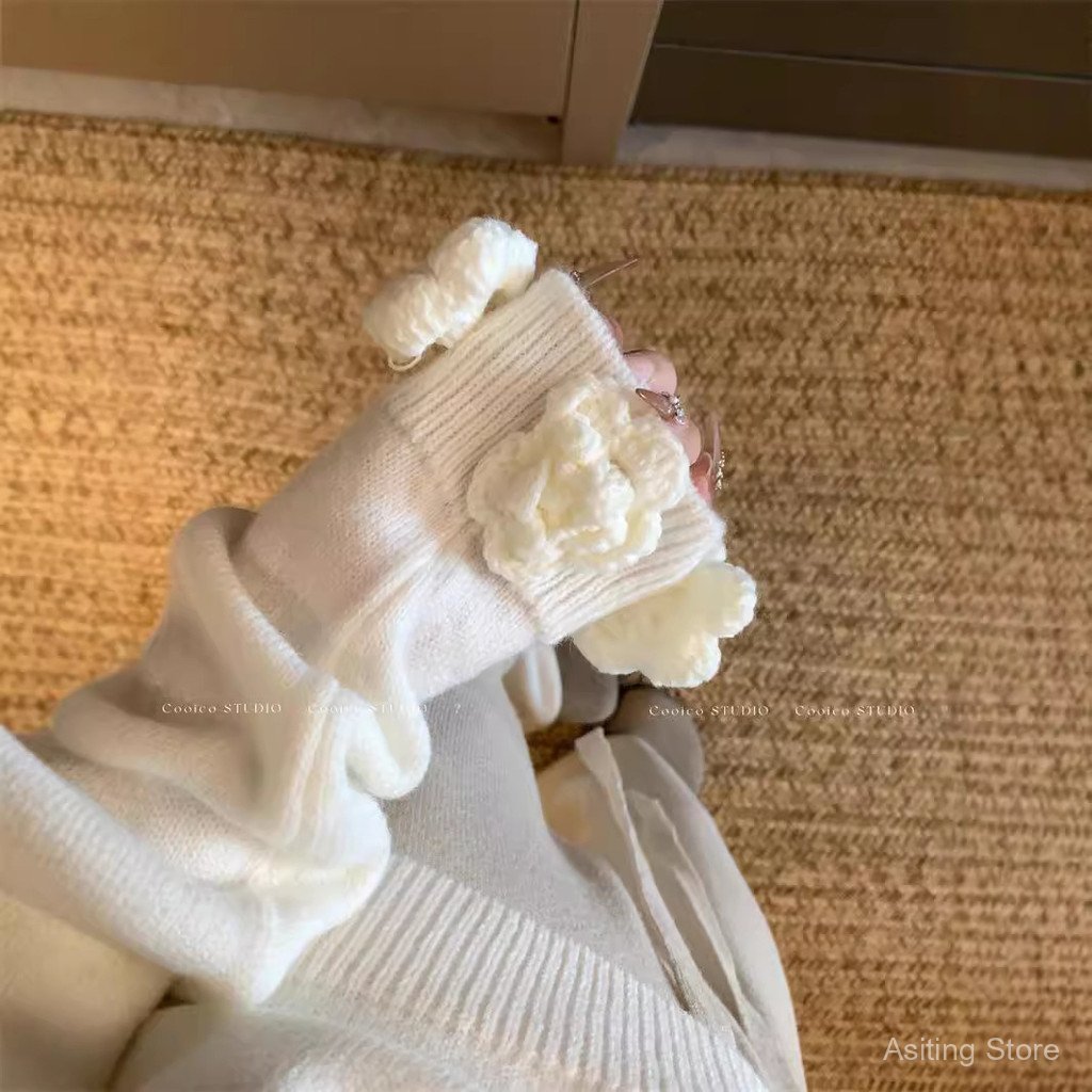 เสื้อกันหนาวผู้หญิงสีขาวยกระดับด้วยลายดอกไม้สามมิติ สวมใส่ง่ายแบบข้ามไหล่ เหมาะสำหรับฤดูหนาว - รูปที่ 3