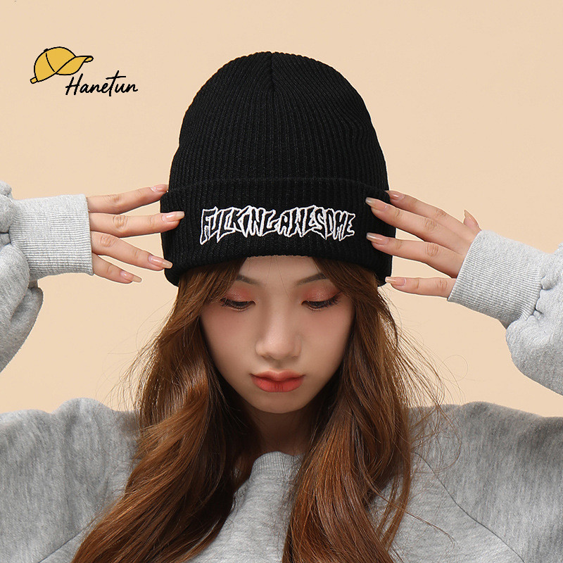 ฟรีค่าขนส่ง หมวกไหมพรมปักลายอินเทรนด์ สไตล์สตรีท unisex หมวกฮิปฮอปแฟชั่นอเนกประสงค์ กันหนาวฤดูหนาว.เทศกาลปีใหม่2026