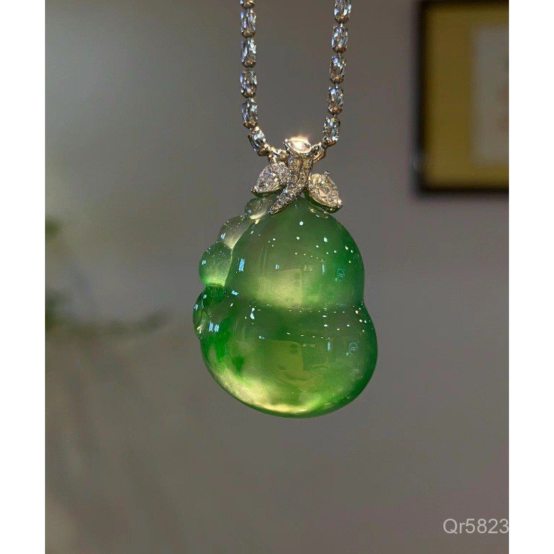 จี้พระพุทธรูปทำจากหยกพม่าแท้ พร้อมลายดอกไม้สีเขียว คอเรียงร้อยสวยงาม HWP8