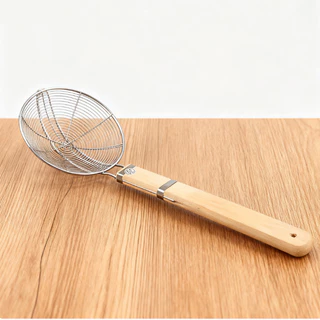UTENSILS 20/24/28/32ซม กระชอนสแตนเลสตักของทอด ด้ามไม้ กระชอนตักของทอด ตักอาหาร อย่างดี