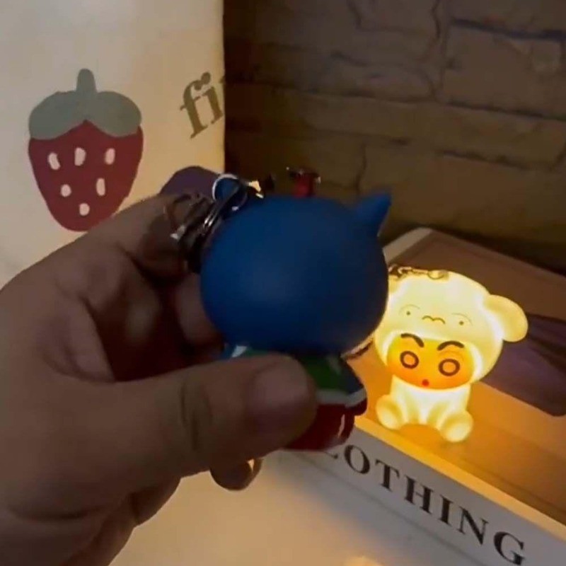 ของเล่นเรืองแสงเครยอนชินจัง,ปุ่มเซลล์พลาสติกเครยอนชินจังพวงกุญแจ,กระเป๋าเสน่ห์น่ารักสไตล์ญี่ปุ่นอะนิเมะการ์ตูนไฟกลางคืนสาว - รูปที่ 5