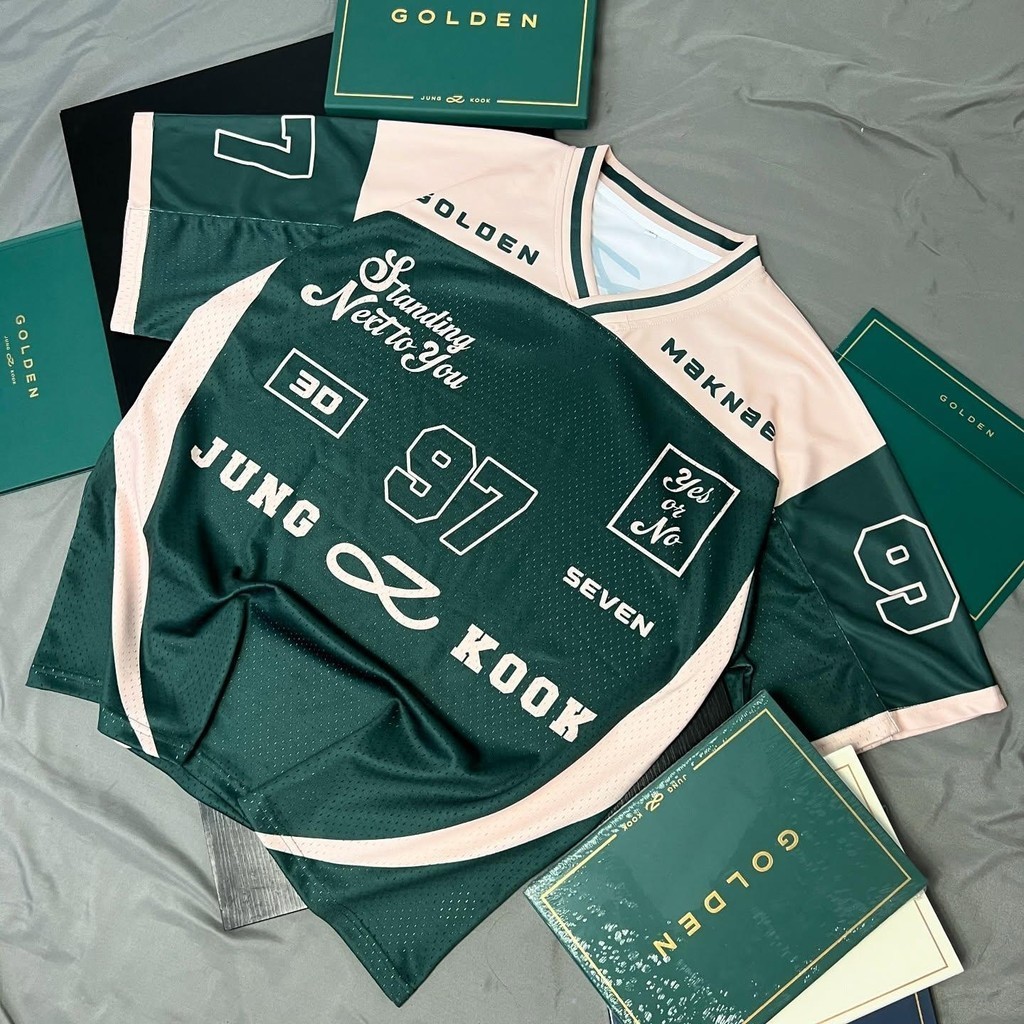"BTS JUNGKOOK GOLDEN NFL Jersey 2024 อย่างเป็นทางการ Kpop Merch Fanmade ชุดกีฬาเสื้อฟุตบอล ARMY