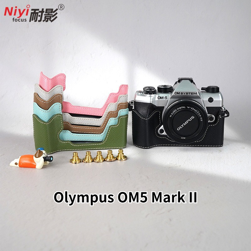 NIYI Olympus OM5 Mark II PU หนังฐานป้องกันสําหรับ Olympus OM5 II ครึ่งกรณีกระเป๋า 1/4 สกรูแบตเตอรี่เ
