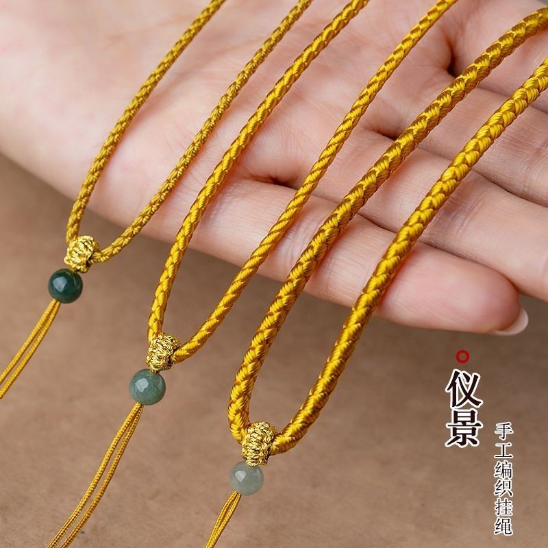 จี้หยกห้อยคอแบบคล้องบัตร สไตล์หรูกับเชือกด้ายเงิน ตกแต่งด้วยหัวเข็มขัดทอง NFG25