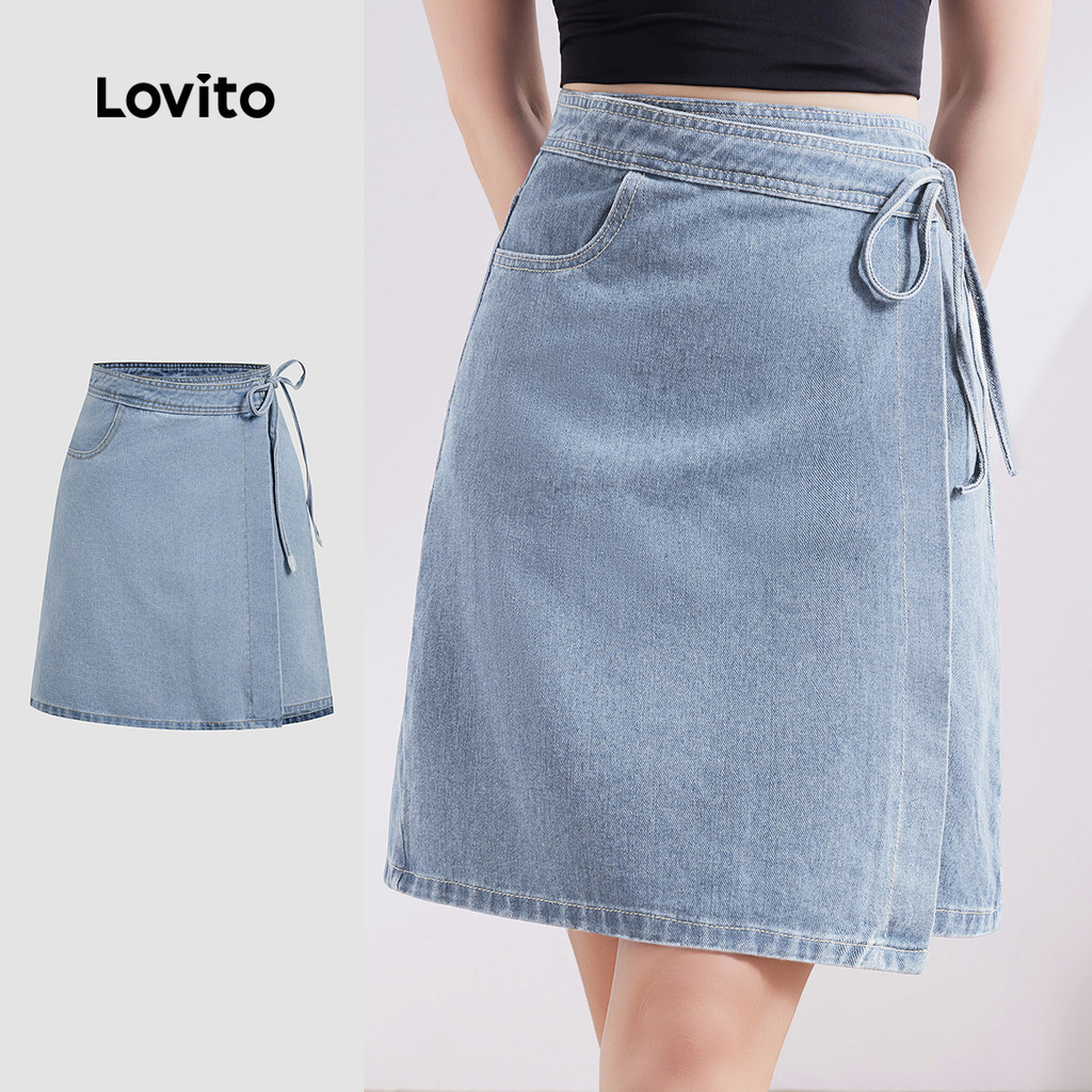 Lovito ลำลองสีพื้นห่อผูกเชือกกระโปรงยีนส์สีน้ําเงินฤดูใบไม้ผลิฤดูร้อนสําหรับผู้หญิง L132ED594