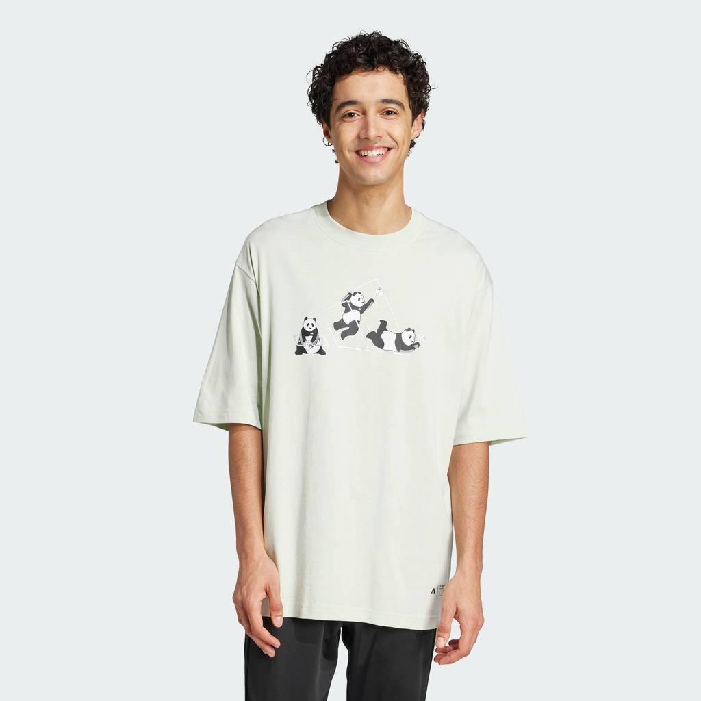 adidas ไลฟ์สไตล์ เสื้อยืดพิมพ์ลาย Panda Play ผู้ชาย สีเขียว JZ3276