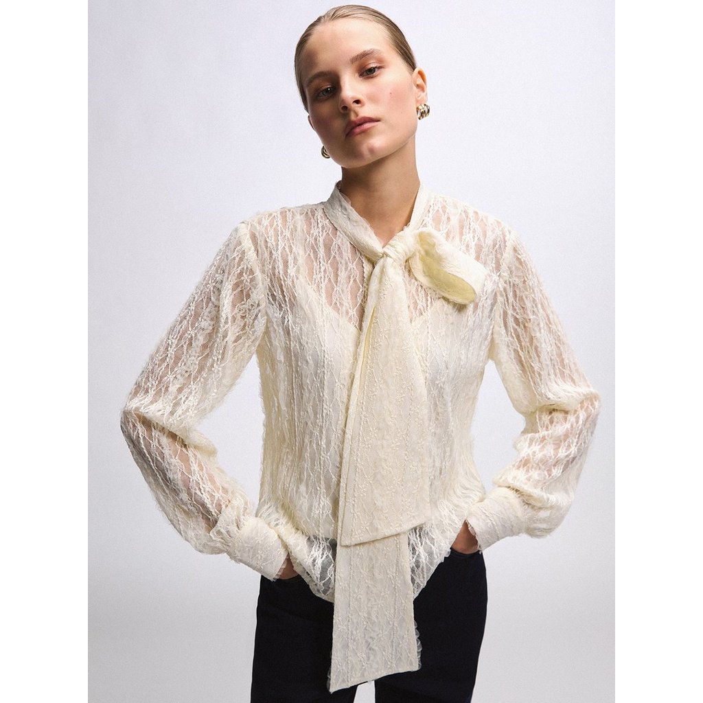[Pomelo] เสื้อลูกไม้ผูกโบว์ / Lace Tie Blouse