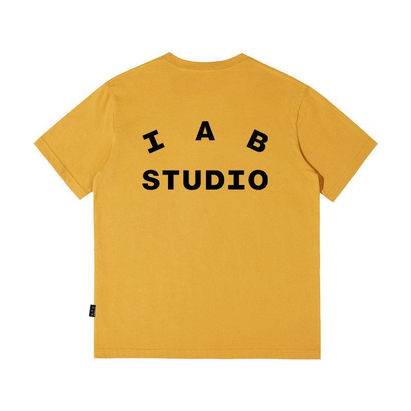 IAB STUDIO แฟชั่นสไตล์เกาหลี เสื้อยืดคอกลมแขนสั้น พิมพ์ลายแบบเรียบง่าย Unisex