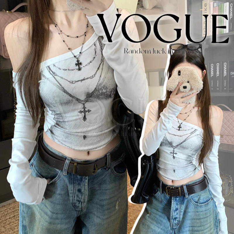 Vogue🌟พร้อมส่ง🌟 เสื้อแขนยาวเปิดไหล่สีขาว ดีเทลแต่งลายสกีนเท่ๆ (FY9475)