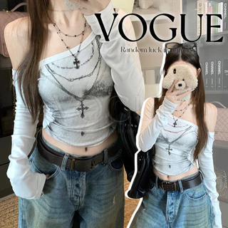 Vogue🌟พร้อมส่ง🌟 เสื้อแขนยาวเปิดไหล่สีขาว ดีเทลแต่งลายสกีนเท่ๆ (FY9475)