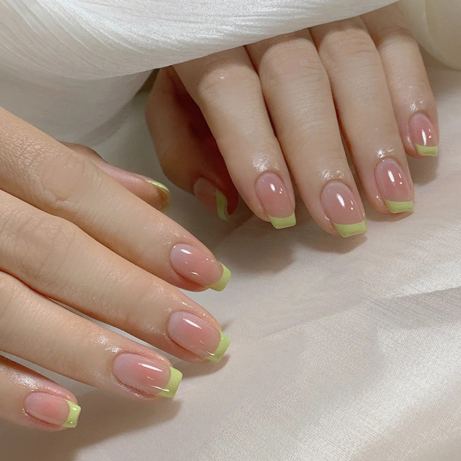 (กล่องเล็บปลอม) ฤดูใบไม้ผลิใหม่สีเขียวกระโดดสีค่อยไปเปลี่ยนฝรั่งเศสสดแต่งเล็บสาวลม เสี่ยวหงซู่ สวมเล็บ 24 แพทช์
