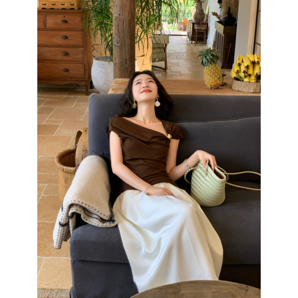 SuperCandy🌷เสื้อเปิดไหล่พร้อมหัวเข็มขัดโลหะ เสื้อยืดทรงสลิมฟิตลำลองพื้นฐาน เสื้อแขนสั้นสีน้ำตาลสำหรับผู้หญิง - รูปที่ 4