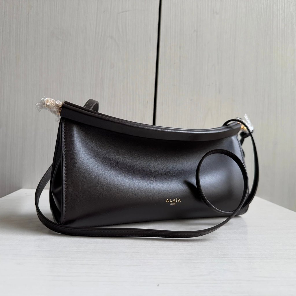กระเป๋าสะพายขวาง Alaia ทรงเรียบจากหนังวัวแท้ ขนาด 25 x 12 cm