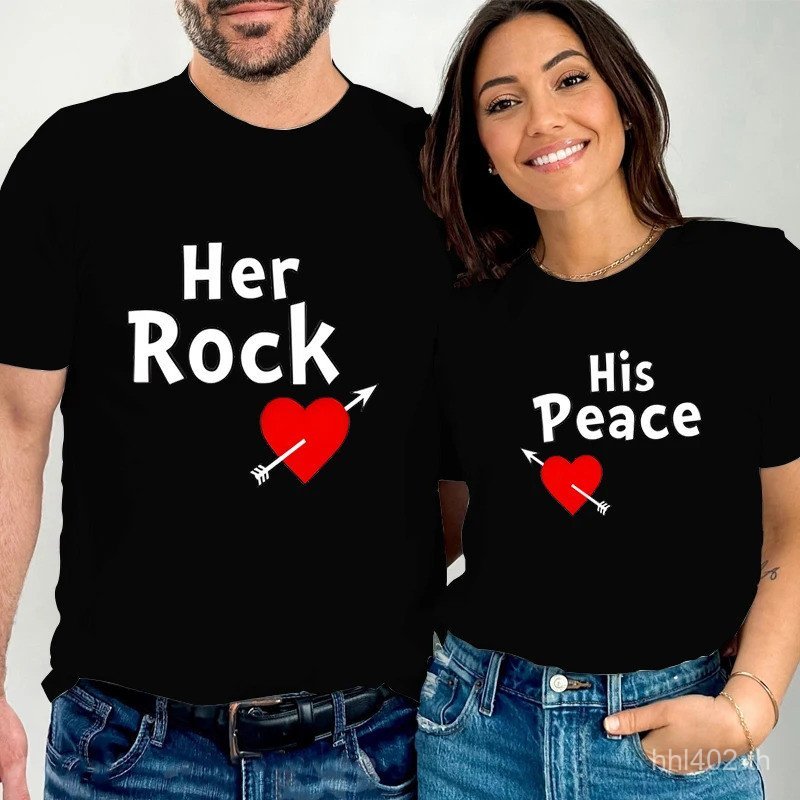 เสื้อยืดคู่แมทซ์ ลายหัวใจตลกสำหรับผู้ชายและผู้หญิง แบบแขนสั้น Her Rock His Peace T-shirt