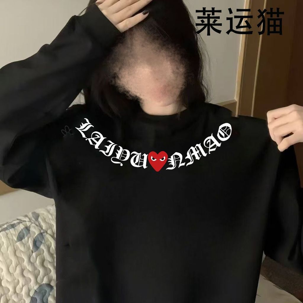 CDG PLAY American Retro High Street Love Letter เสื้อแขนยาวรอบคอดีไซน์เก๋ เหมาะสำหรับผู้ชายและผู้หญิ