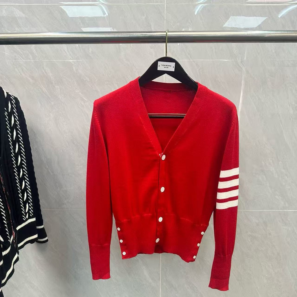 กุญแจสี่ปุ่มสีแดง Thombrowne สำหรับผู้ชายและผู้หญิง ใส่ได้ทุกโอกาส เหมาะกับอากาศเย็น