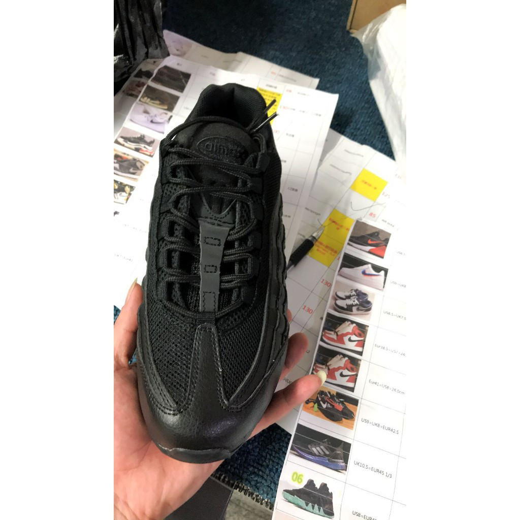 รองเท้า Air Max 95 NK สีดำ ออกแบบมาเพื่อการวิ่งและการสวมใส่วันต่อวัน