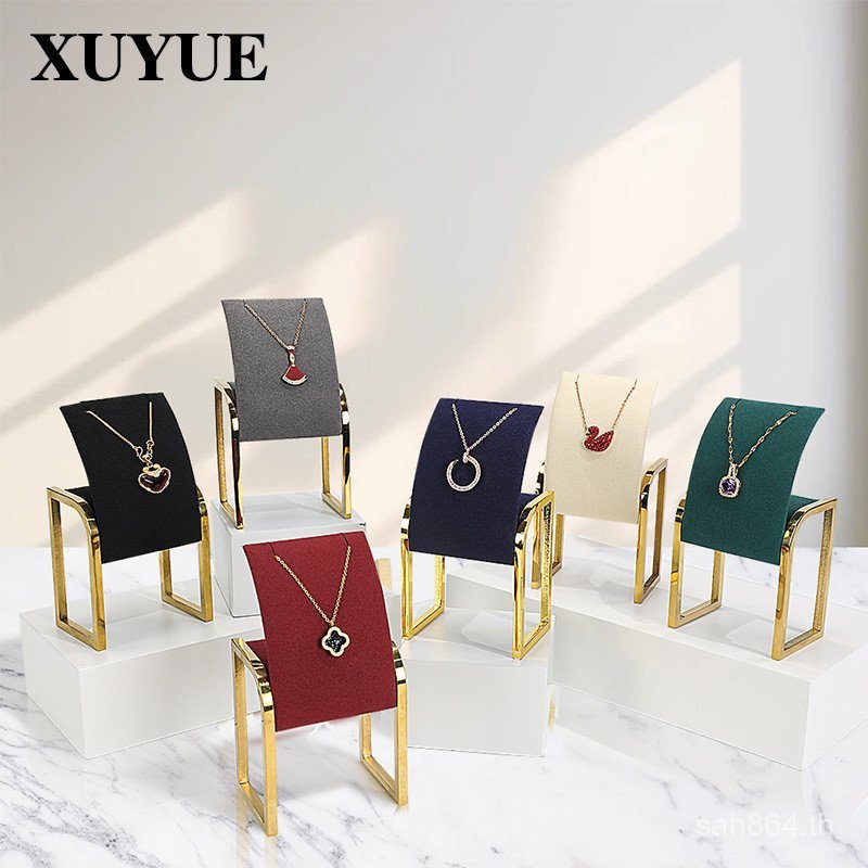 High-End Live Xuyue จี้จี้โลหะใหม่สร้อยคอยืนแสดงเครื่องประดับแนวตั้งขาตั้งจอแสดงผลไมโครไฟเบอร์ TRC4