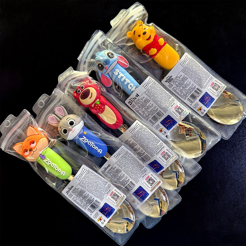 จัดส่งตลอด 24 ชั่วโมง ช้อนส้อมเด็กสแตนเลสพร้อมหัวซิลิโคนน่ารัก ใช้ได้กับช้อนส้อมสำหรับเด็กเล็ก ช้อนป้อนข้าว ช้อนป้อนผลไม้ ช้อนส้อมฝึกหัดทานเอง ช้อนส้อมปลอดภัย BPA Free ของใช้จำเป็นสำหรับทารก เด็กเล็ก วัยเริ่มอาหาร ฝึกทักษะการกิน อุปกรณ์ป้อนนม ช้อนส้อมพกพา