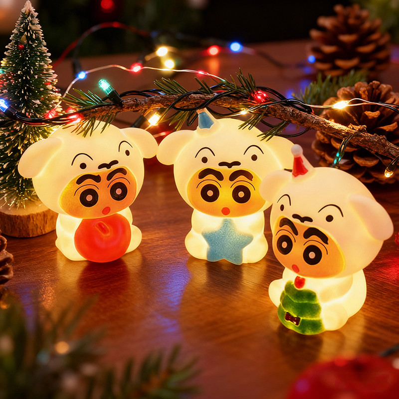 คริสต์มาส Crayon Shin Chan โคมไฟต้นคริสต์มาส Apple Shinchan Nightlight Xmas ห้องนอนเดสก์ท็อปโคมไฟ Xmas ของขวัญ Party Decor