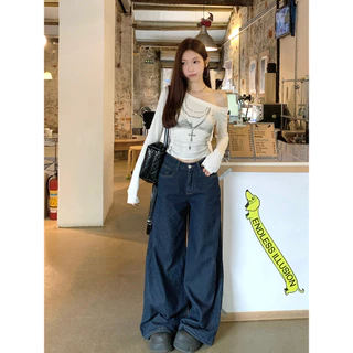 Vogue🌟พร้อมส่ง🌟 เสื้อแขนยาวเปิดไหล่สีขาว ดีเทลแต่งลายสกีนเท่ๆ (FY9475)