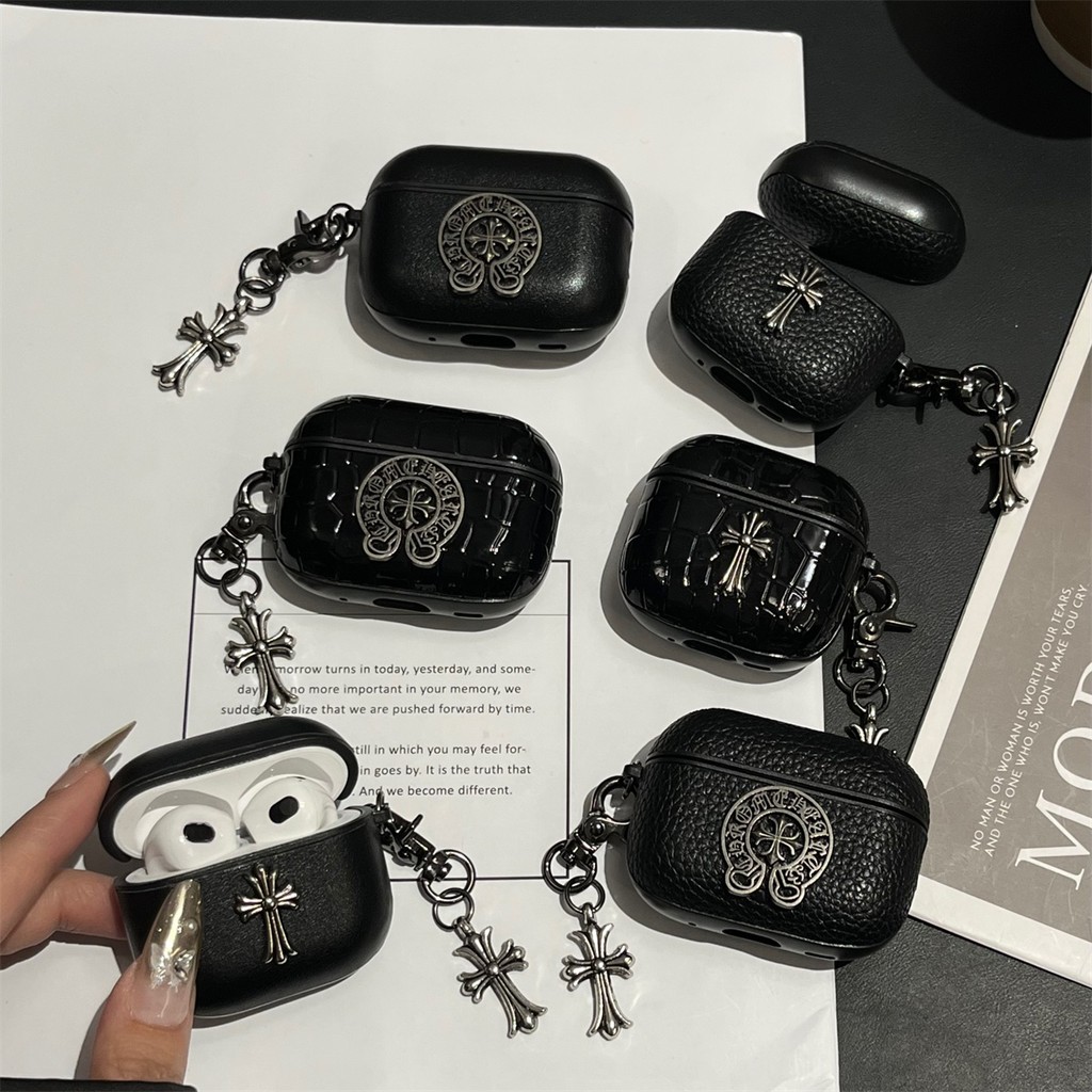 Chrome Cross หนังสีดําปลอกเปลือกพร้อมจี้สําหรับ AirPods 4 ANC Pro3 2 1/2/3 เคสป้องกัน