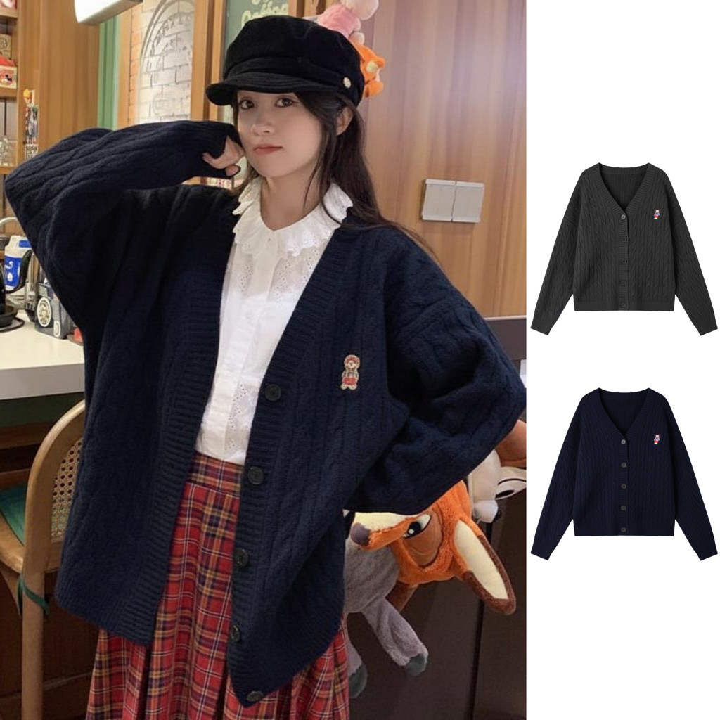 เสื้อไหมพรมแขนยาว รุ่นติดกระดุมทรงคอวี ดีเทลแต่งปักรูปหมี น่ารักมาก แนวเกาหลี โซคิ้วสุดๆ เนื้อผ้าใส่สบาย