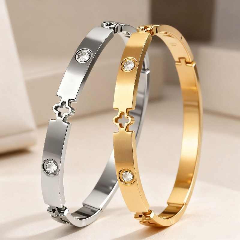 สร้อยข้อมือสแตนเลส 18K สไตล์ยุโรป อเมริกัน หวานเย็น พร้อมลายดอกโคลเวอร์สี่ใบ หรูหรา คงทนไม่ซีดจาง