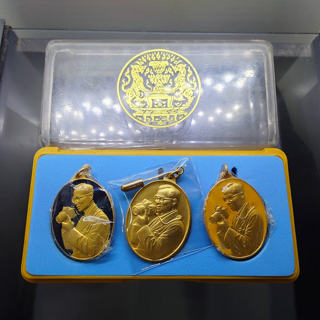 เหรียญในหลวงทรงกล้อง ที่ระลึกครบ 6 รอบ รัชกาลที่9 ชุด 3 เหรียญ เนื้อกะไหล่ทองลงยาสี พ.ศ.2542 พร้อมกล