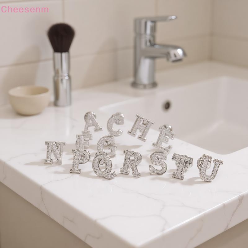 Cheenm 2PCS ตัวอักษร A-Z โลหะเงิน สีแฟชั่นสำหรับผู้หญิงและผู้ชาย พร้อมเข็มกลัดคล้องคอมetallic