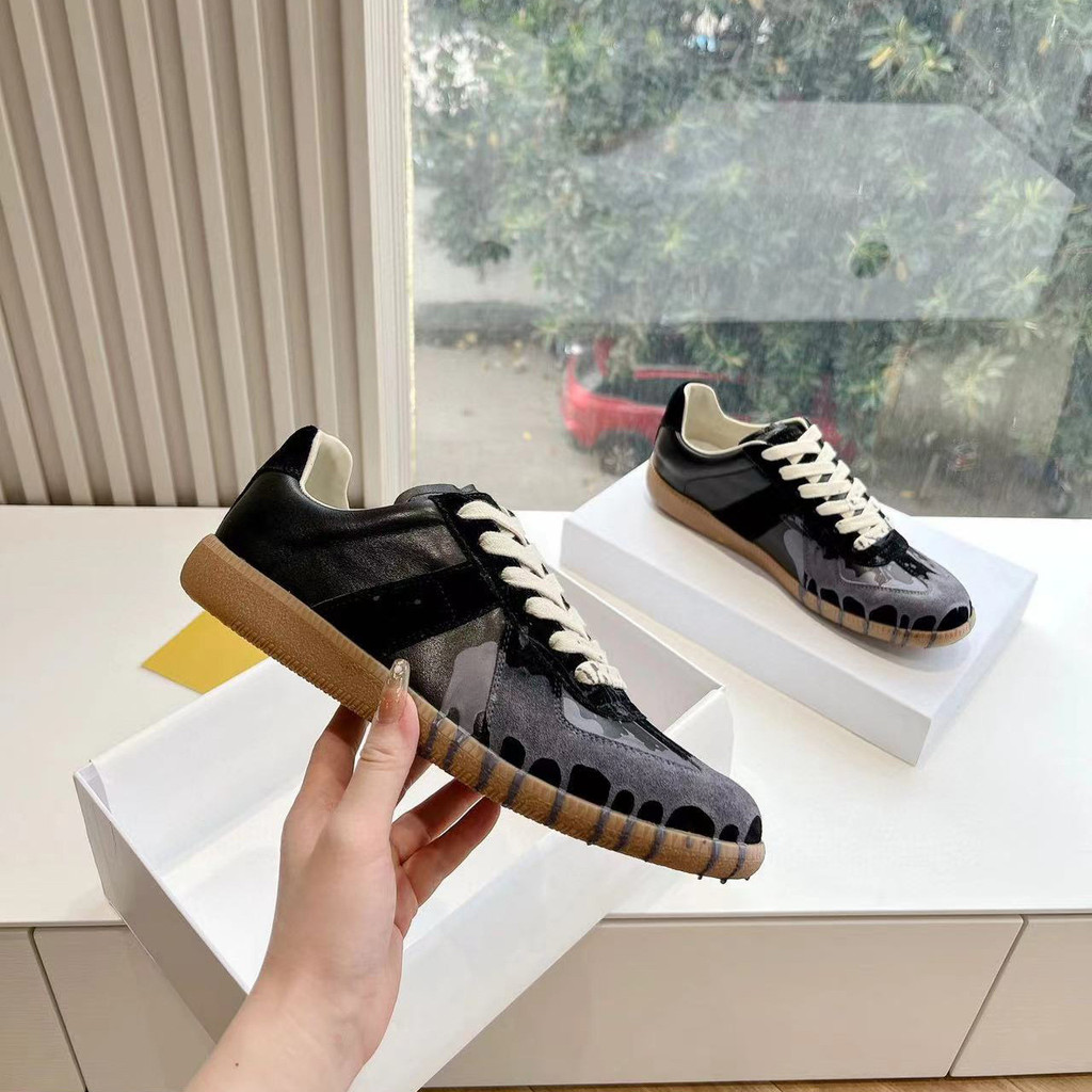 MM6 รองเท้าผ้าใบแบนผู้ชาย สไตล์ใหม่ ดีไซน์เชือกรองเท้า