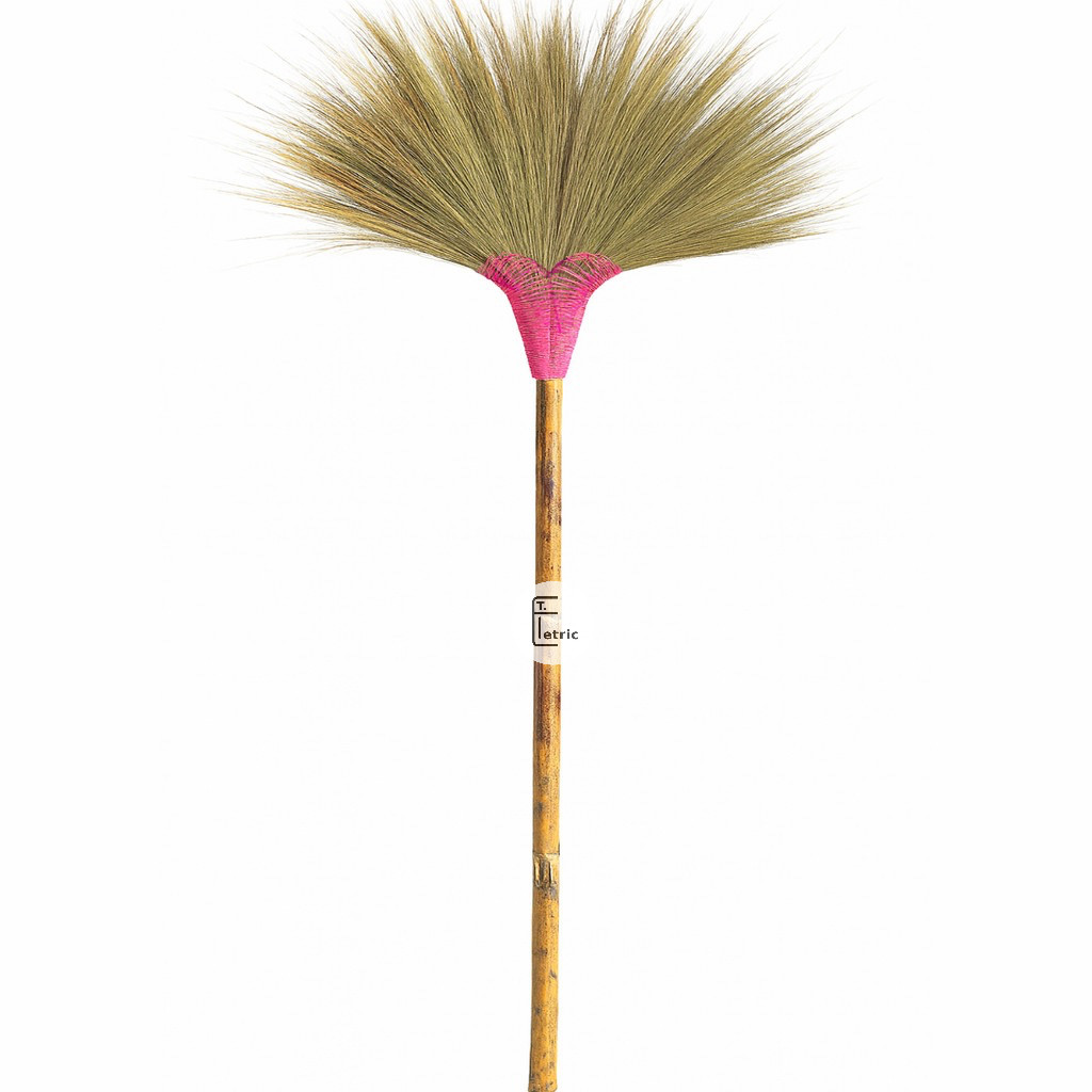 ไม้กวาดดอกหญ้าถักสี ด้ามยาว 120cm ไม้กวาดถักทอมือ ไม้กวาดดอกหญ้าทำมือ broom กำจัดฝุ่นได้ดี แข็งแรงทนทาน